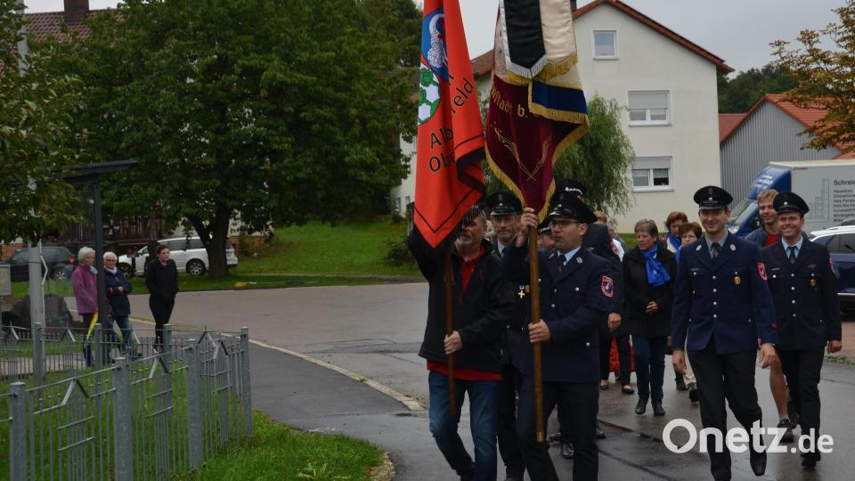 Die Fahnen- und Vereinsabordnungen zogen diesmal wegen des schlechten Wetters zum Zelt der Familie Baier. Bild: dob