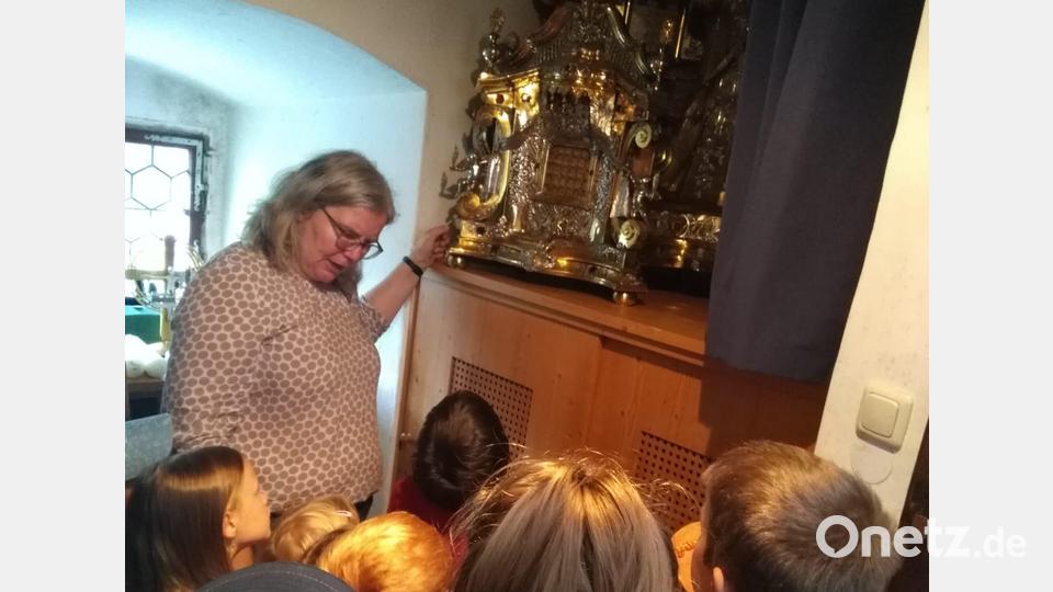 Maria Sagstetter erklärte den Kindern viele Dinge, die sonst nicht öffentlich zugänglich sind. Bild: Doris Zabiegly/Andrea Wührl/exb