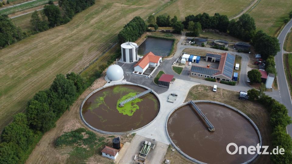 Rund 6,1 Millionen Euro hat die Sanierung und Modernisierung der Kemnather Kläranlage gekostet. Luftbild: Stadt Kemnath/exb