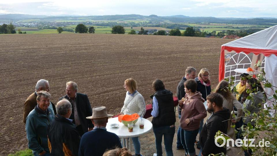 Nachdem es am Nachmittag lange geregnet hatte, besserte sich das Wetter rechtzeitig zum Beginn des „Sundowners“ bei der Aussichtsplattform oberhalb von Leonberg. Die Besucher konnten sich beim gemütlichen Beisammensein Drinks und Snacks schmecken lassen und den Ausblick über die Landschaft genießen. Bild: jr