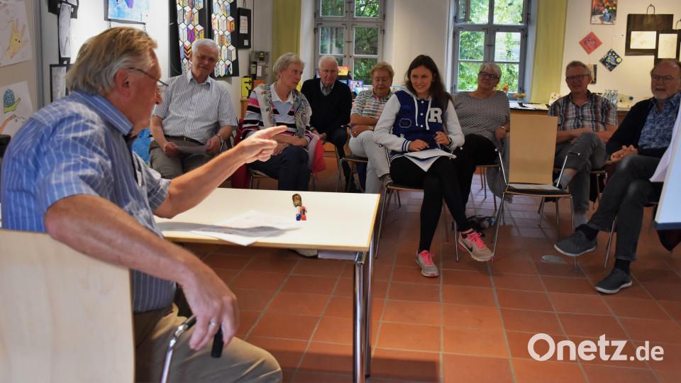 Meinhard Köslter übte mit einer kleinen Gruppe die Unterschiede des Dialekts von Ort zu Ort. Dabei gab es auch viel zum Lachen, denn manchmal klingt die eigene Sprache ausgesprochen skurril – selbst für diejenigen, die sie täglich benutzten. Bild: ubb