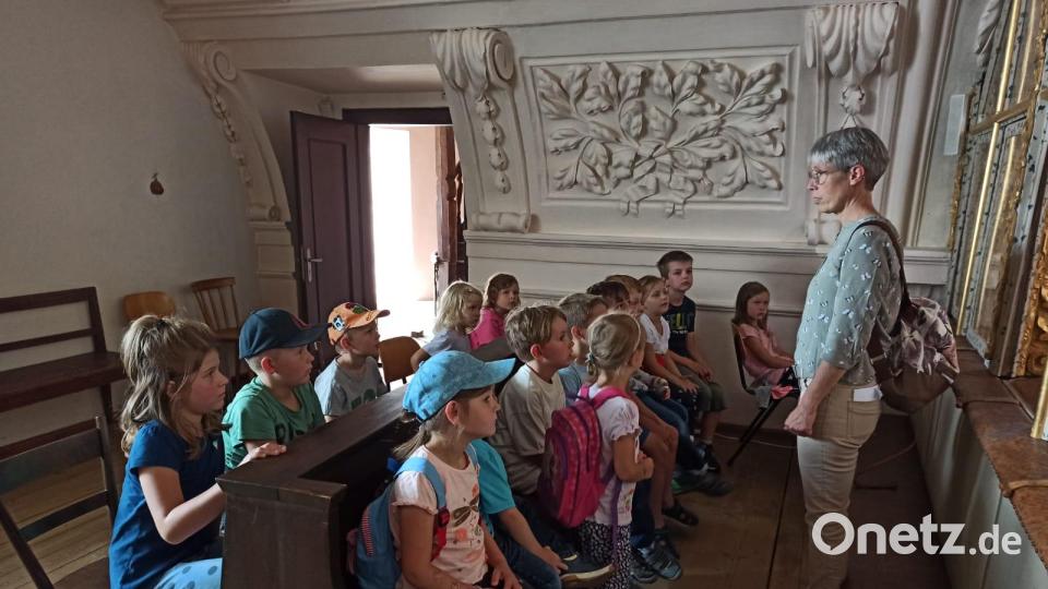 Monika Mittereder mit den Kindern im Oratorium der Basilika. Bild: Doris Zabiegly/Andrea Wührl/exb