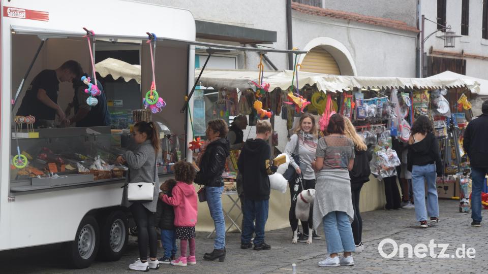 Ein paar Spielzeug- und Süßigkeiten-Buden in der Hauptstraße gehören auch zur Kirwa. Bild: fz