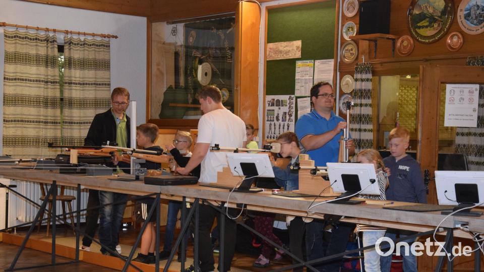 Sportleiter Manuel Arnold (links) und Jugendsportleiter Sebastian Holfelner (rechts) leiten die 26 Kinder und Jugendlichen bei der Ferienprogramm-Aktion an. Bild: fla