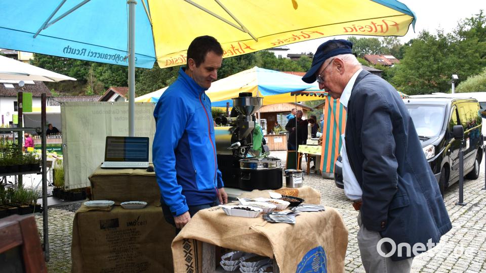 Wolfgang Kohl zeigte an Beispielen die Kaffeekirsche bis hin zur fertig gerösteten Bohne. Bild: ubb