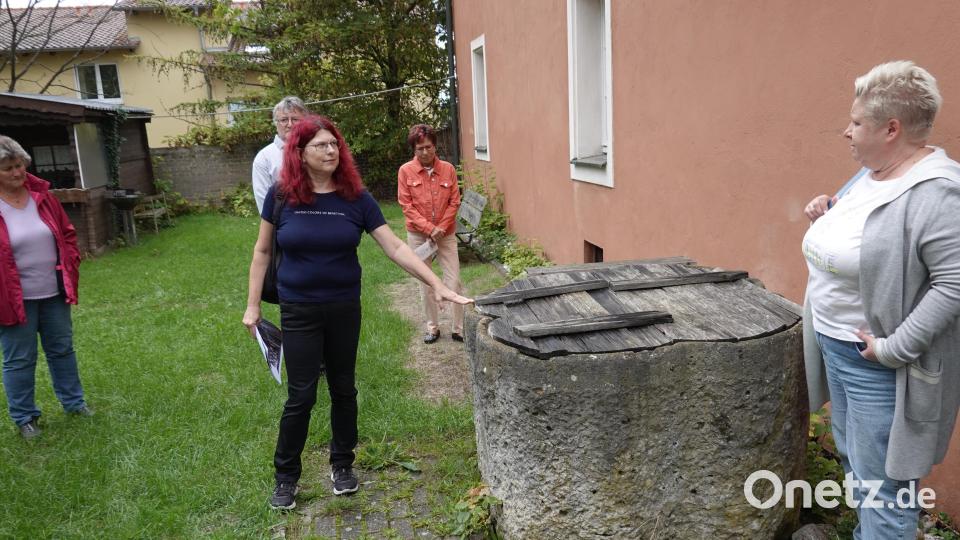 Im Garten hinter der Spitalkirche zeigt Patrizia Zimmermann Überreste der Wasserversorgung von 1878 wie diese mittelalterliche Brunneneinfassung aus dem alten Spital. Bild: cog