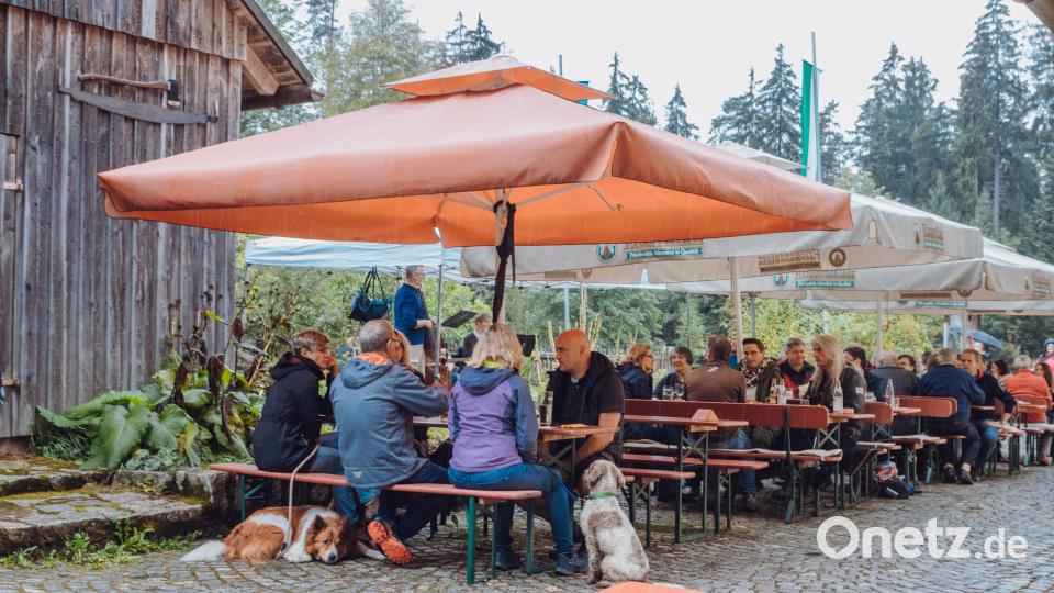 Beim Tag des offenen Denkmals konnten die Gäste der Glasschleif in Arnoldsreuth bei Pullenreuth Brotzeiten und Zoigl genießen. Die Sonnenschirme schützten vor gelegentlichen Regengüssen. Bild: sfo