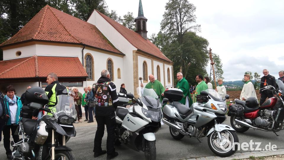 Nach dem Motorradgottesdienst segnet Pfarrer Johannes Lukas die hinter der Bergkirche aufgereihten Maschinen und ihre Fahrer. Bild: rha