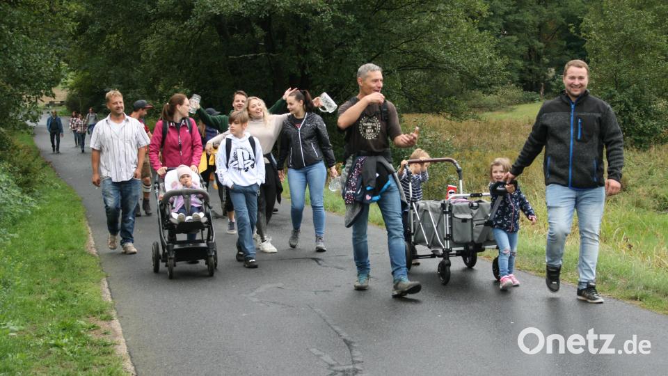 Auch viele Familien waren am Sonntag beim Friedenfelser Bierwandertag unterwegs. Bild: roh