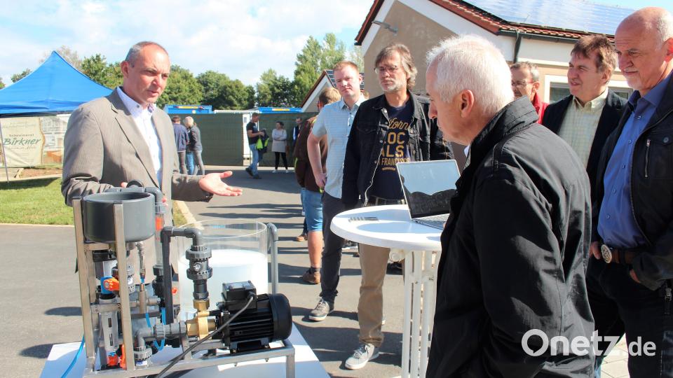 Verantwortliche der Firma Enviplan erläuterten am Modell, was es mit der Flotation auf sich hat. Bild: stg