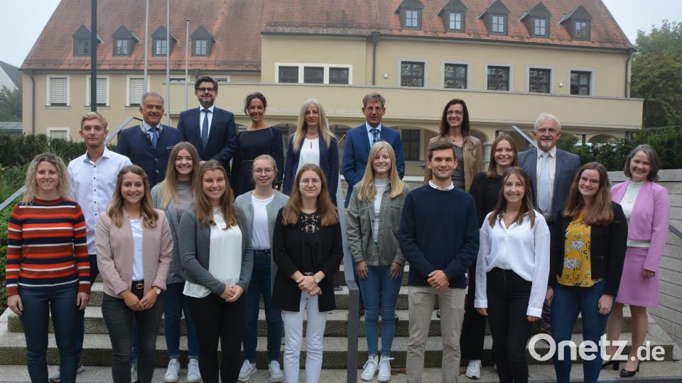 Dreizehn Lehramtsanwärterinnen und Lehramtsanwärter für die Grund- und Mittelschulen wurden am Montagvormittag am Landratsamt Tirschenreuth vereidigt. Mit dabei sind Schulamtsdirektorin Martin Puff (rechts), sowie (oberer Reihe von links) Landrat Roland Grillmeier und Schulamtsdirektor Armin Engel. Mit im Bild die Seminarrektoren und Verantwortlichen der Lehrerausbildung. Bild: jr
