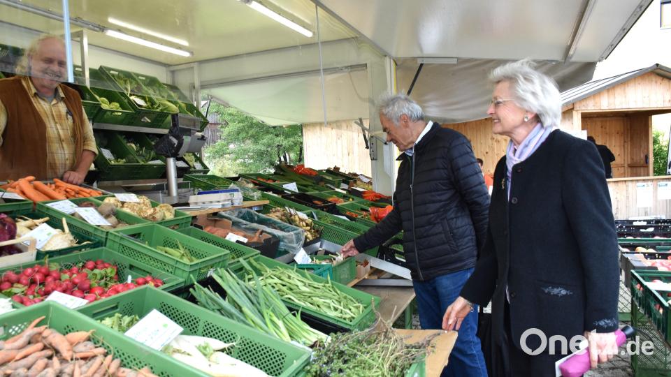 Bio-Gemüse ging immer. Viele Gäste deckten sich gleich für den Wochenbedarf ein. Bild: ubb