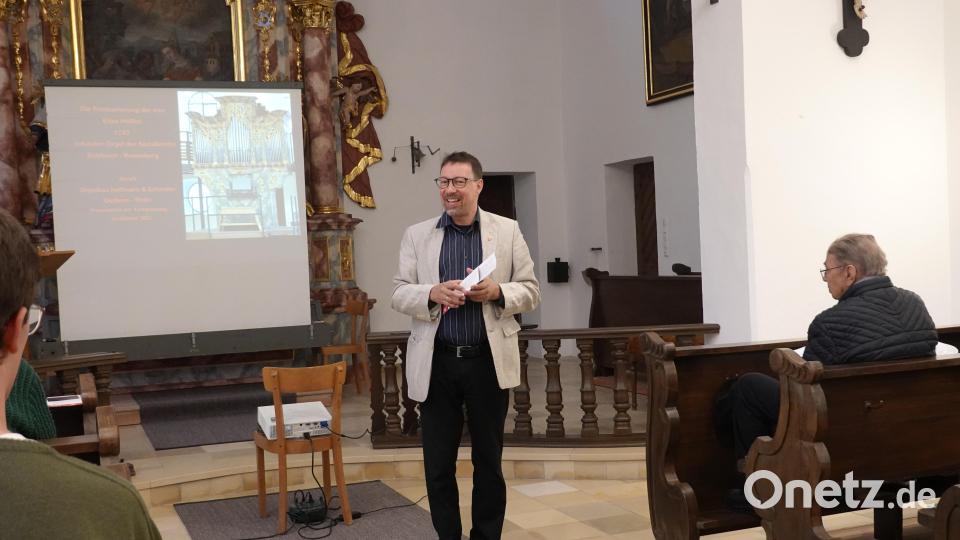 Stadtheimatpfleger Markus Lommer gibt Erläuterungen zu Geschichte und Sanierung der Spitalkirche. Bild: cog