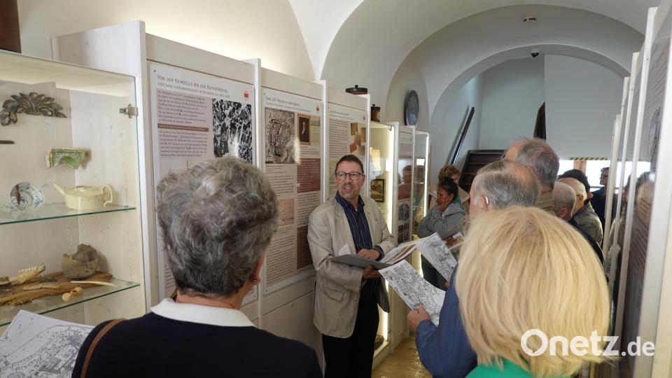 Heimatpfleger und Museumsgründer Markus Lommer weist auf Fundstücke aus der Zeit des Stadtbrands hin, die er bei der Sanierung des Hauses gefunden hat. Bild: cog