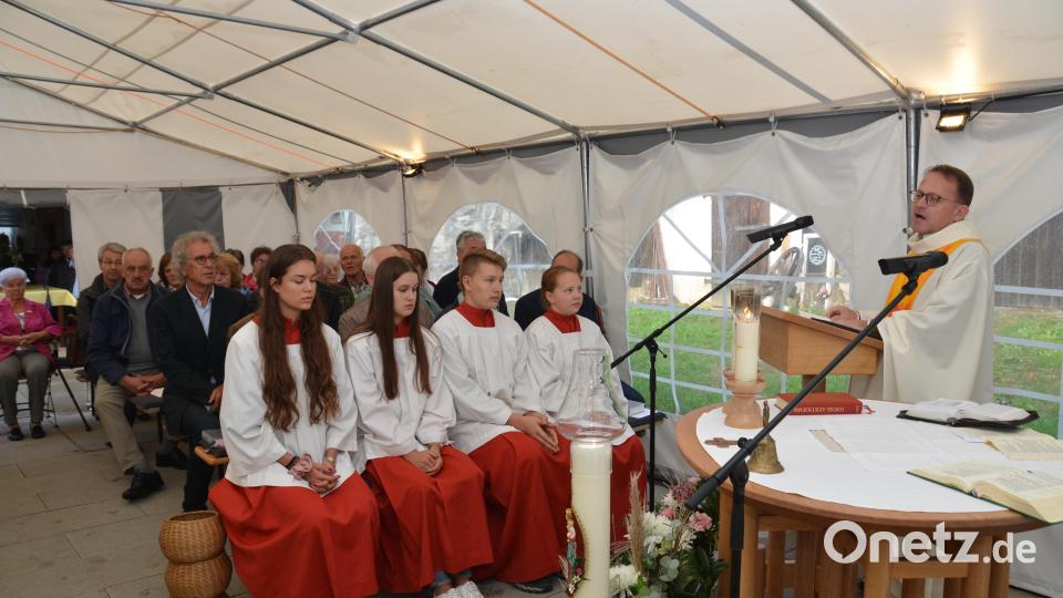 Dekan Alexander Hösl feierte erstmals im geschützten Zelt der Familie Baier den Patroziniumsgottesdienst der Kapelle &quot;Mariä Geburt&quot; Bild: dob