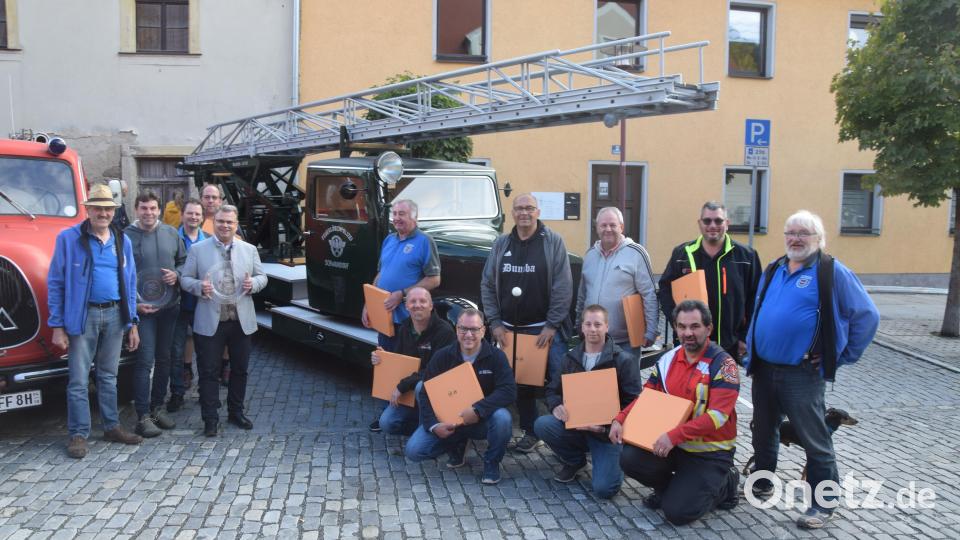 An der historischen Drehleiter der Feuerwehrpolizei Schwandorf gibt es die Erinnerungsteller für die mit ihren Fahrzeugen bis aus Berlin oder Hannover angereisten Freunde. Bild: fz