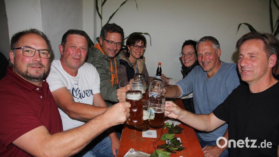 Im Zelt, das im Innenhof des ehemaligen Pfarrhofs aufgestellt war, ließen sich die Besucher beim Fest der Feuerwehr Wernersreuth den &quot;Wolfadl-Zoigl&quot; und deftige Brotzeiten schmecken. Bild: kro