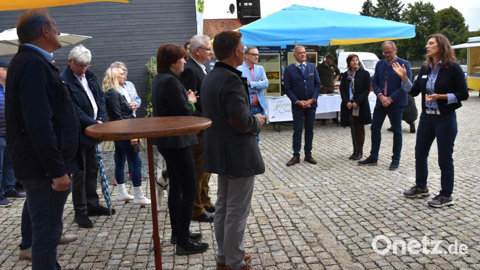 Elisabeth Waldeck von der Ökomodellregion Steinwald hatte als Organisatorin die Aufgabe, die Ehrengäste durch den Markt zu führen und die Händler vorzustellen. Bild: ubb