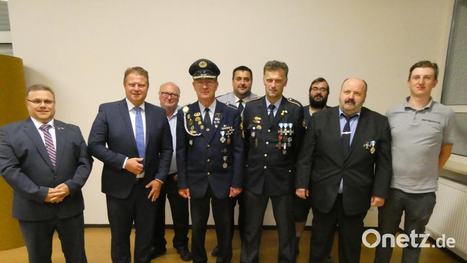 Neuer Kreisvorsitzender ist Wolfgang Danler (Vierter von rechts). Von links Hartmut Schütze vom Verband der Reservisten der Deutschen Bundeswehr, Bürgermeister Stefan Grillmeier, stellvertretender Bezirksvorsitzender Michael Nagy, Ehrenkreisvorsitzender Anton Hauptmann, Thorsten Schiener, Vorsitzender Danler, Andreas Heining, Hans Müller und Patrick Scherm. Bild: Anton Hauptmann/exb