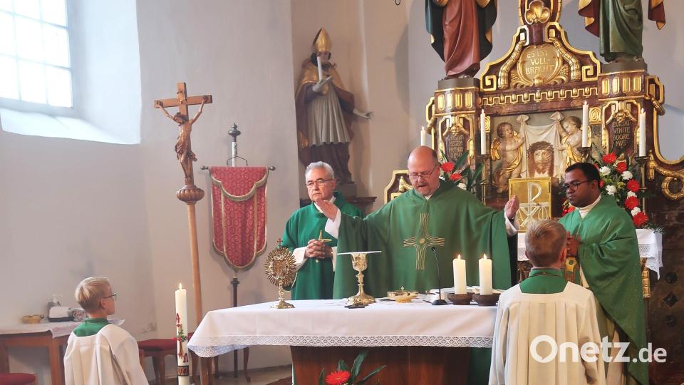 Zusammen mit Stadtpfarrer Pater Robin Xavier (rechts) und Diakon Dieter Gerstacker (links) feiert Pfarrer Johannes Lukas von der Pfarrei St. Konrad, Weiden, am ersten Bergfestsonntag den Bikergottesdienst. Bild: rha