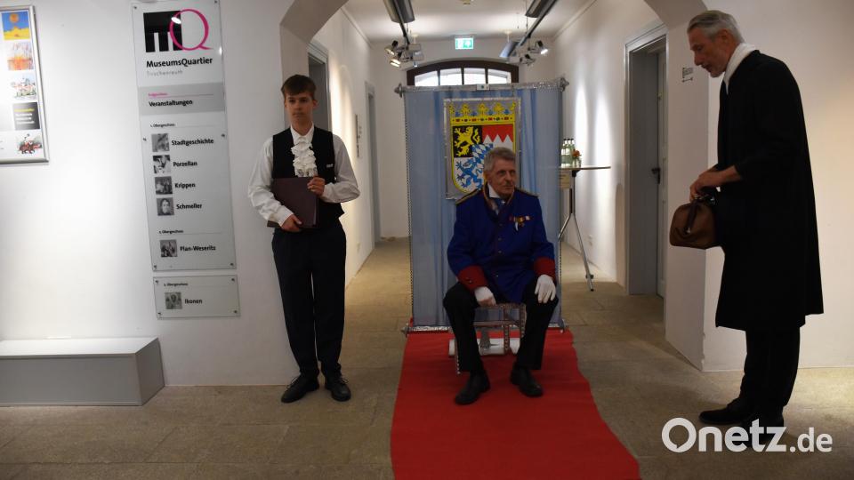Felix Schmidkonz, Karl Jäger und Stefan Reiter (von links) zeigten in einer kleinen Theaterszene, wie Schmeller bei einer Audienz von König Ludwig II. empfangen wurde. Schmeller zeigte dem König damals seine Sprachforschungen und hoffte auf eine Professur an der Universität München. Bild: ubb
