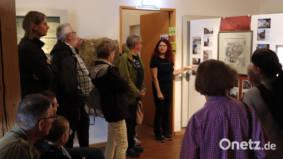 Stadtführerin Patrizia Zimmermann zeigt im Stadtmuseum anhand von historischen Plänen und Fotos, wie sich die Stadt nach dem Brand verändert hat. Bild: cog