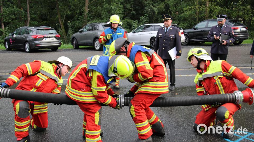 Ihr Bestes geben 16 Aktive der Neustädter Feuerwehr bei der Leistungsprüfung. Alle Teilnehmer meistern diese mit Bravour. Bild: prh