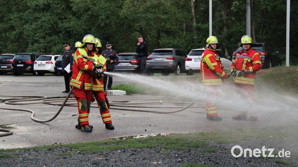 Ihr Bestes geben 16 Aktive der Neustädter Feuerwehr bei der Leistungsprüfung. Alle Teilnehmer meistern diese mit Bravour. Bild: prh