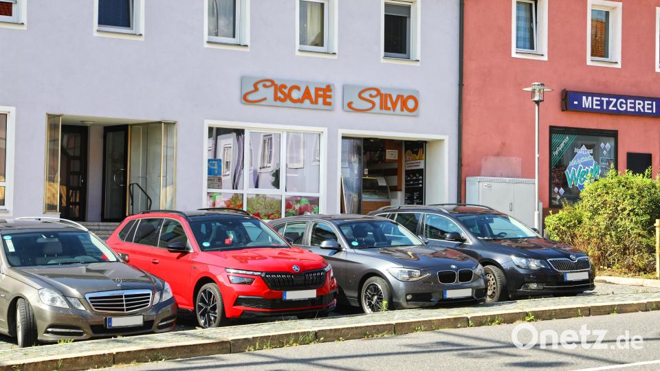 Die Sitzplätze vor seinem Eiscafé auf dem Marktplatz in Erbendorf hat Silvio Secco bereits Ende August außer Betrieb genommen. Nun nutzen Autofahrer die freigewordene Fläche als Parkplatz. Bild: njn