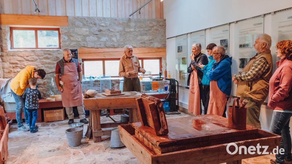 Heimatforscher Adalbert Busl (Mitte) erforschte die Glasschleifgeschichte in der Oberpfalz. Am Tag des offenen Denkmals zeigte er zusammen mit Harald Primitz von der Gesellschaft Steinwaldia im Museum "Erlebbare Glasschleif" in Arnoldsreuth bei Pullenreuth den Besuchern die Urtechnik des Glasschleifens. Bild: sfo