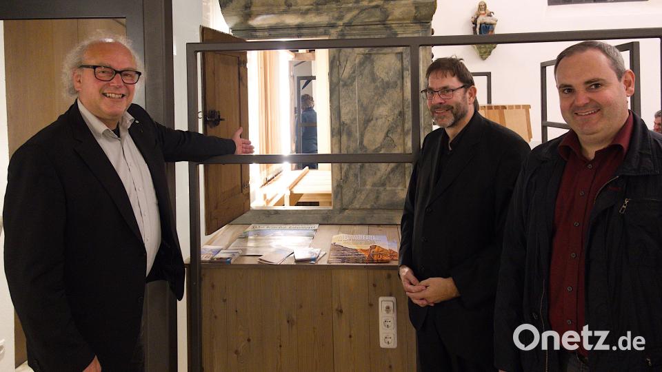Zum Blick in die sanierte Hößler-Orgel in der Spitalkirche laden (von links) Orgelbaumeister Christoph Schindler, Dekanatskantor Gerd Hennecke und Kirchenmusiker Steffen Kordmann ein. Bild: cog