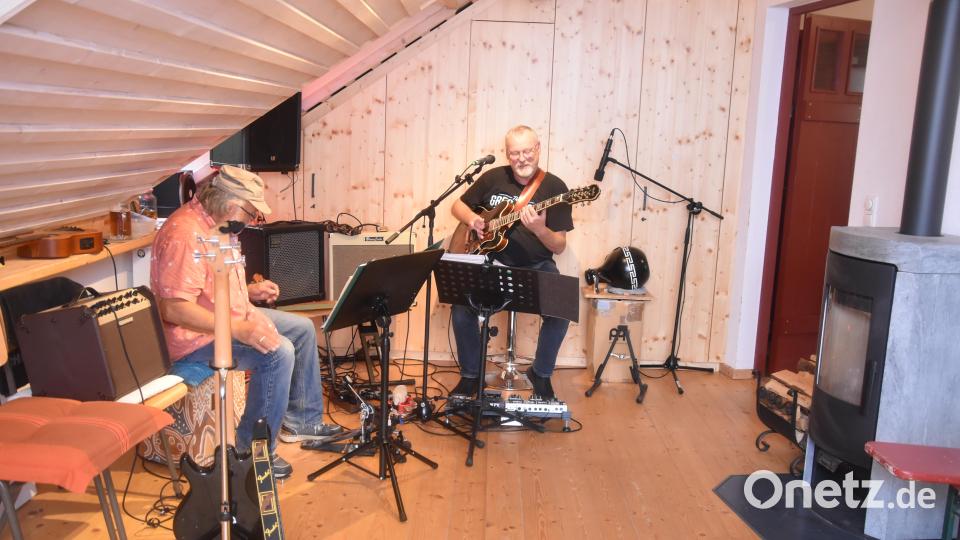 Am Samstag spielte die Gruppe "Udugitukuba" Rock- und Blues-Live-Musik in der Glasschleife. Bild: Harald Primitz/exb