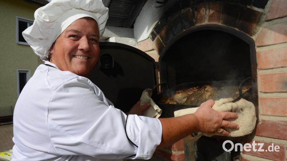 Zum Mittagessen serviert Birgit Baier Zoiglbraten aus dem Holzofen. Bild: dob
