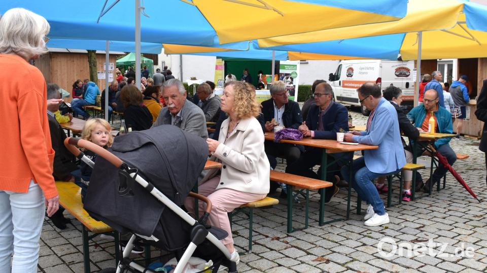 Die Bio-Meile wurde zum kleinen Landkreisbürgerfest. Die Gäste blieben gern vor Ort. Bild: ubb