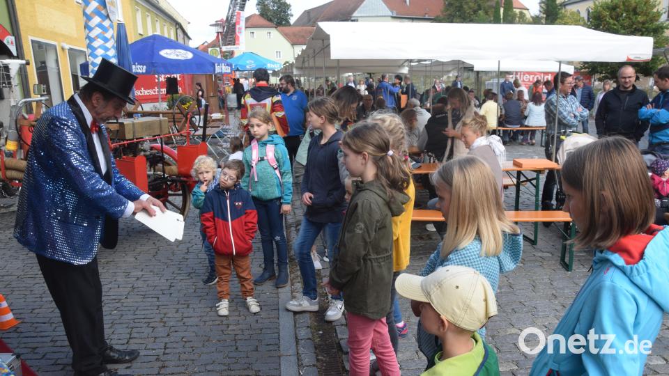 Der Zauberer Franz bezieht die Kinder in seine magischen Tricks ein. Bild: fz