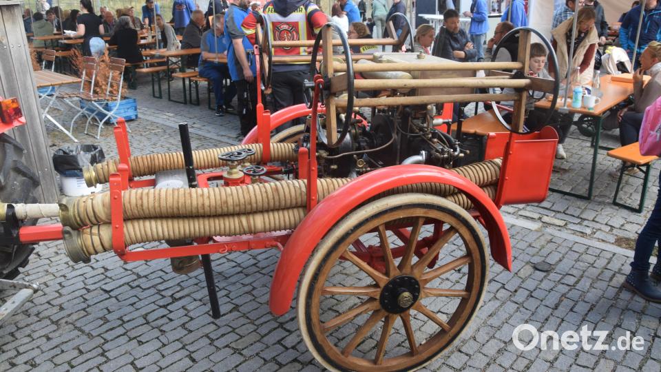 Zwischen den Besuchern die historische Spritze von 1927 der Feuerwehr Bernstein auf dem Stadtplatz Bild: fz