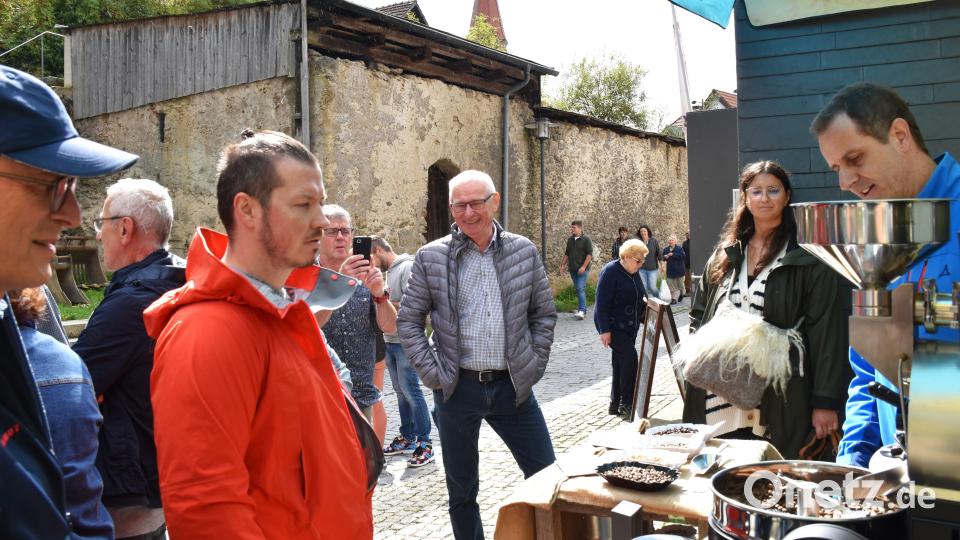 Viel Interesse galt der Kaffeerösterei aus Tirschenreuth. Inhaber Wolfgang Kohl  ┐re.) erklärte den Röstvergang bei Livedemonstrationen im Freien. Bild: ubb