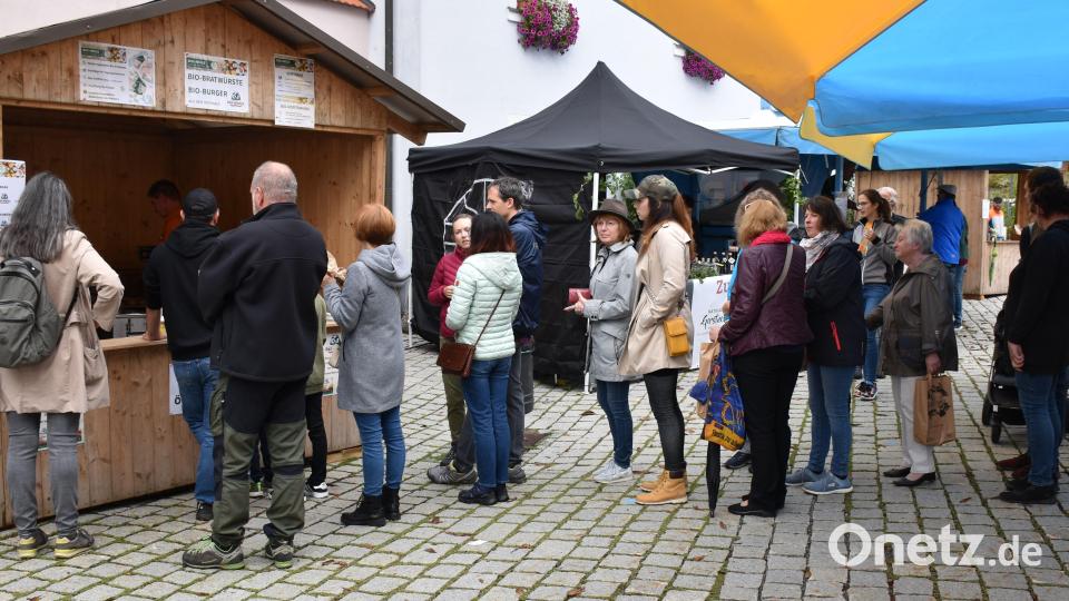 Anstehen für eine Semmel mit Bioburger: Dieses Bild bot sich am Sonntag im Falkenberg. Die Bio-Meile war gut besucht, die Bio-Bauern und -Händler konnten zufrieden sein. Bild: ubb