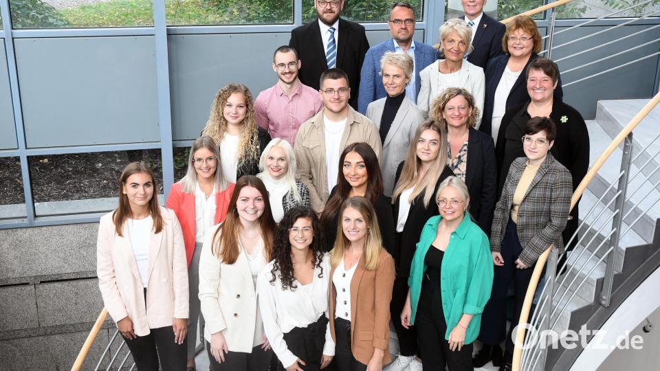 11 Lehramtsanwärterinnen und -anwärter für die Grund- und Mittelschulen in der Stadt Weiden und im Landkreis Neustadt/WN sowie je eine Anwärterin zur Förderlehrerin und Fachlehrerin legten am Montag ihren Amtseid ab. Bild: Gabi Schönberger