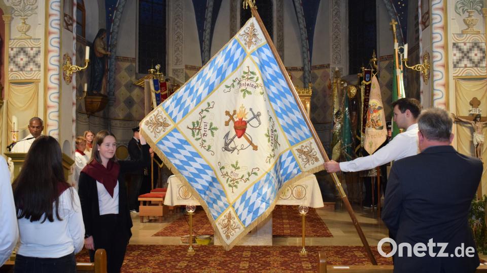 Pfarrer Johnson erläuterte die Symbolik der restaurierten Fahne der KLJB Weidenthal. Bild: bnr