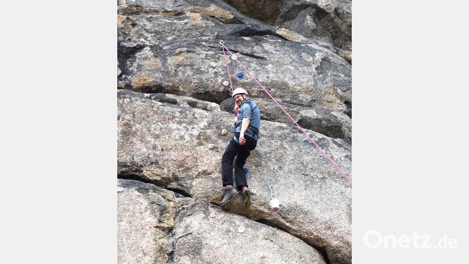 Mutige durften den Felsen der Burg erklettern. Bild: ubb