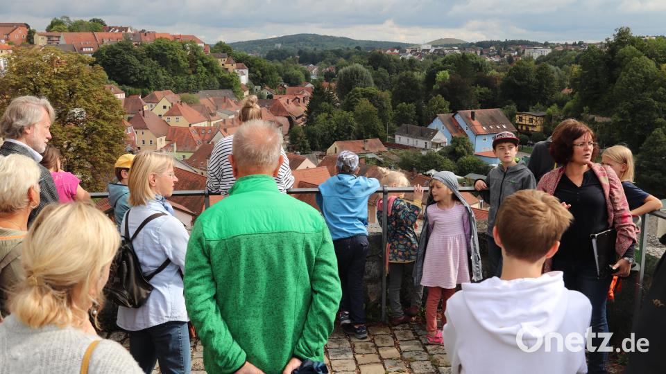 Den Überblick von der Schlossterrasse aus nutzt Tanja Weiß (rechts), um zu schildern, welche Gebiete beim Stadtbrand 1822 betroffen waren. Bild: cog