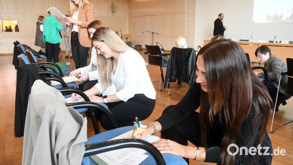 Auch das gehört dazu: Bevor die angehenden Lehrer ihren Dienst in den Schulen antreten, müssen sie viele Formulare unterschreiben. Bild: Gabi Schönberger