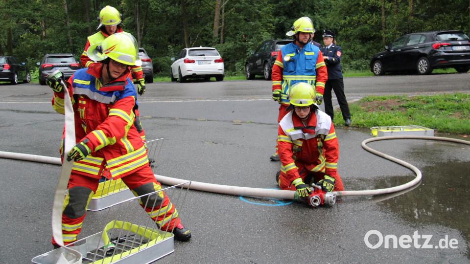 Ihr Bestes geben 16 Aktive der Neustädter Feuerwehr bei der Leistungsprüfung. Alle Teilnehmer meistern diese mit Bravour. Bild: prh