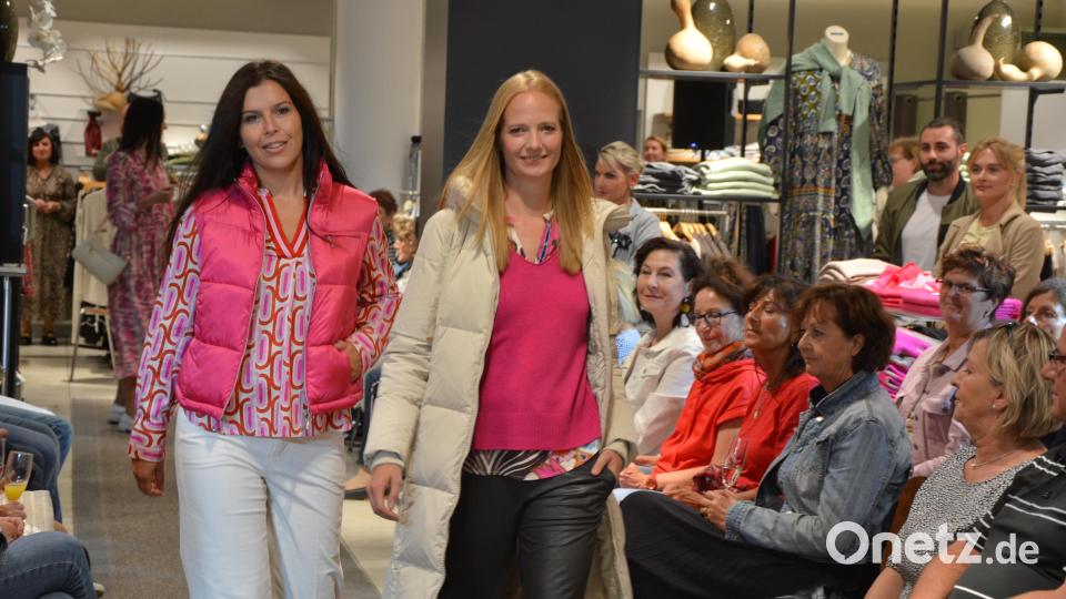 Models aus Zwickau zeigten im Modehaus Zeitler, welche Modetrends im Herbst und im kommenden Winter angesagt sind. Bild: jr