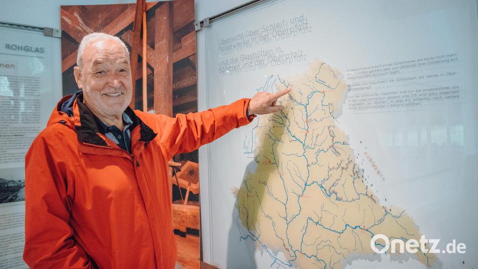 Norbert Reger ist Vorsitzender der "Gesellschaft Steinwaldia Pullenreuth e.V.". Auf der Infotafel deutet er auf den Standort der Glasschleif Pullenreuth. Bild: sfo