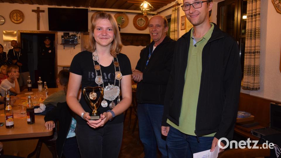 Bei der Aktion im Ferienprogramms überreicht Sportleiter Manuel Arnold (rechts) die Gemeindejugendkönigskette an Sophia Kleber. Bild: fla