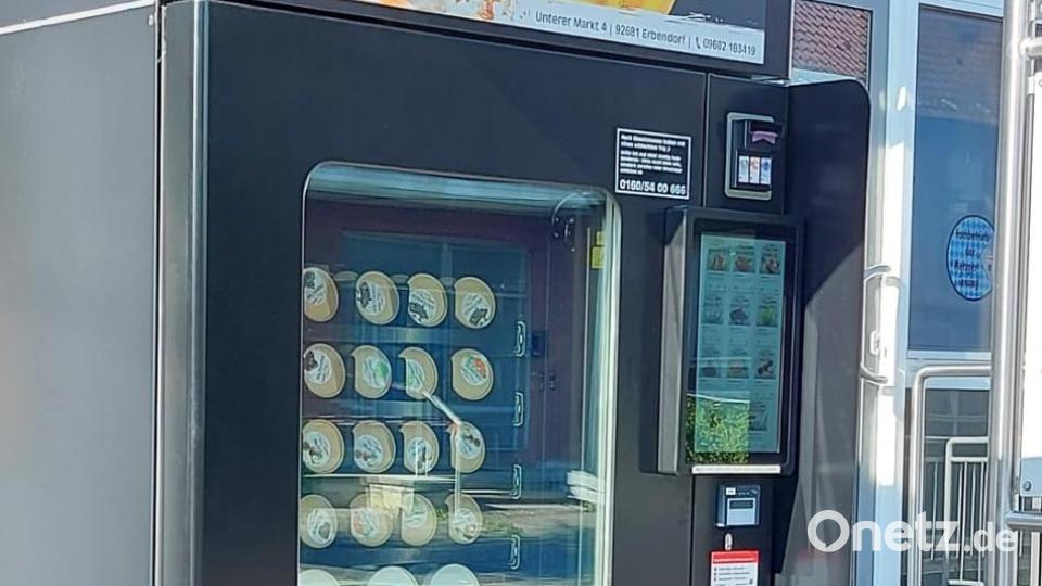 Der Eisautomat von Silvio Secco, den er seit rund neun Monaten betreibt. Er soll dem Gastronomen helfen, auch weiterhin Einnahmen zu generieren. Denn Mitarbeiter für seinen Laden zu finden, sei herausfordernd – manche Sitzplätze sind deshalb außer Betrieb genommen worden. Bild: Silvio Secco/exb
