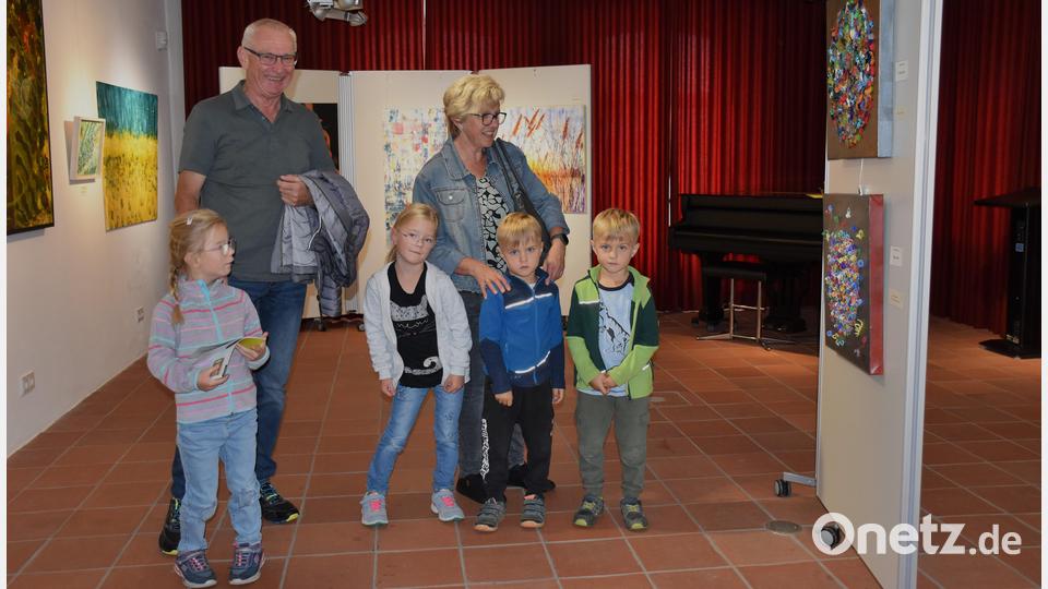 Einen Tag nach der Vernissage schaute sich eine Familie aus Wildenreuth die Kunstausstellung an. Oma und Opa zeigten ihren vier Enkelkindern die Bilder. Die Mädchen und Buben fanden das sehr spannend. Bild: ubb