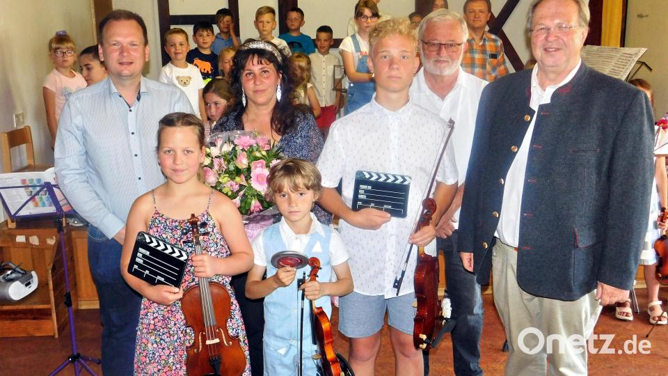 Den Preisträgern der FGV-Musikschule in der Kategorie Violine Sophia Marie Lehnbeuter, Emanuel Lehner und Daniel Freis (vorne von links) gratulierten FGV-Musikschulleiter Heinz Schmidt, FGV-Vorsitzender Dieter Kottwitz, Musikschulpädagogin Vlada Lehner und Bürgermeister Christian Porsch (von rechts). Bild: hai